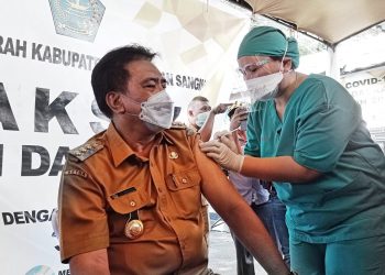 Bupati Jabes Gaghana, Orang Pertama Terima Vaksin Covid-19 di Sangihe