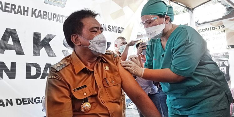 Bupati Jabes Gaghana, Orang Pertama Terima Vaksin Covid-19 di Sangihe