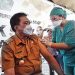Bupati Jabes Gaghana, Orang Pertama Terima Vaksin Covid-19 di Sangihe