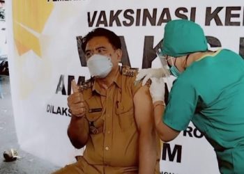 Bupati Sangihe Terima Vaksinasi Covid-19 Tahap Dua