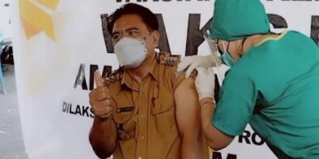 Bupati Sangihe Terima Vaksinasi Covid-19 Tahap Dua