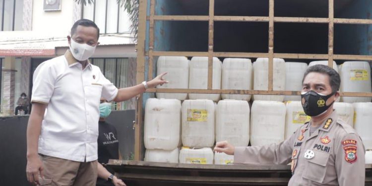 Polisi Gagalkan Penyelundupan Ribuan Liter Cap Tikus ke Papua Barat