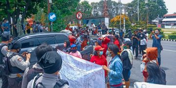 Tuntut Gaji 3 Bulan , Buruh Sampah Manado Demo Kantor Wali Kota