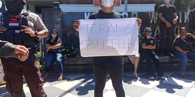 Musisi Manado Berdemo Minta Longgarkan Jam Malam di Cafe