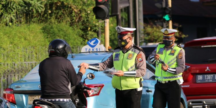 Ditlantas Polda Sulut Bagikan Masker Gratis Cegah Covid-19