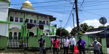 Mahasiswa KKNT IAKN Manado, Pemerintah dan Remaja Gereja Berbagi Masker di Masjid