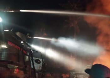 Gesitnya Mobil Satbrimob Polda Sulut Padamkan Kebakaran di Pasar Paniki