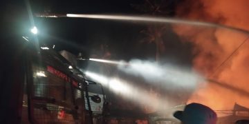 Gesitnya Mobil Satbrimob Polda Sulut Padamkan Kebakaran di Pasar Paniki