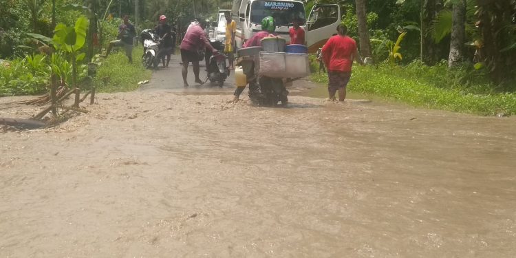 Luapan Sungai Awarratan Talaud Ancam Keselamatan Pengendara