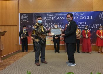 Theodorus Rumampuk Terima Penghargaan Termuda The Most Popular 2021