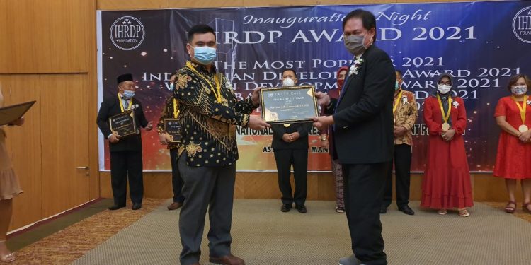 Theodorus Rumampuk Terima Penghargaan Termuda The Most Popular 2021