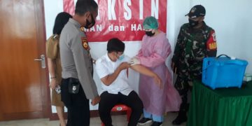 Polisi Kawal Vaksinasi Tahap 2 Ratusan Nakes di Minahasa