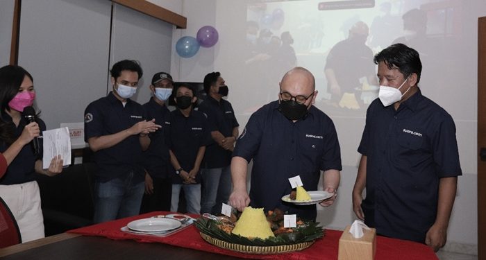 CEO PT Arkadia Digital Media Tbk, Wiliam Martaputra, bersama Pemimpin Redaksi Suara.com, Suwarjono, saat pemotongan tumpeng dalam peringatan HUT ke-7 Suara.com, Jumat (19/3/2021). (foto: suara.com)