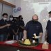 CEO PT Arkadia Digital Media Tbk, Wiliam Martaputra, bersama Pemimpin Redaksi Suara.com, Suwarjono, saat pemotongan tumpeng dalam peringatan HUT ke-7 Suara.com, Jumat (19/3/2021). (foto: suara.com)
