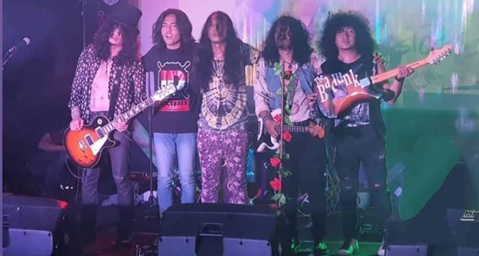 Personil The Badunk foto bersama usai menggelar konser. (foto: istimewa)