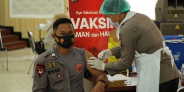 Personil Sat Brimob Polda Ikut Vaksinasi Covid-19