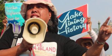 Aktivis perempuan dari Pulau Sangihe, Jull Takaliuang, berjuang menolak aktivitas pertembangan. (foto: SSI)