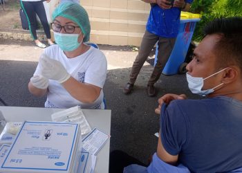 Kisah Warga yang Rela Antri Vaksinasi di Pemkot Manado