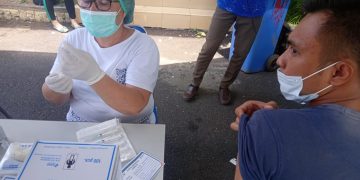 Kisah Warga yang Rela Antri Vaksinasi di Pemkot Manado