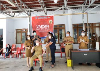 Sempat Tertunda, Wabup Sitaro Akhirnya Terima Vaksin Tahap I