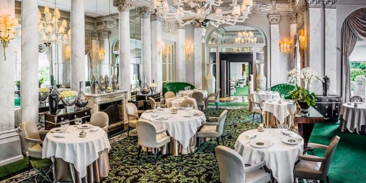 Ruang makan Restoran Le Pre Catalan di Paris yang meraih norma Bintang 3 Michelin tahun 2021 (foto: parisinsidersguide.com)