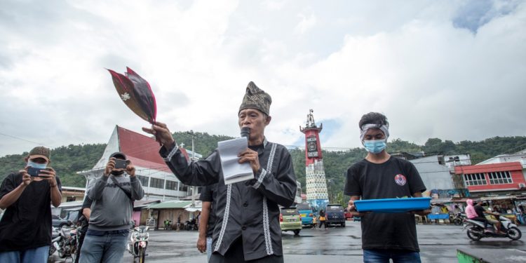 Pernyataan sikap penolakan terhadap perusahan tambang PT TMS oleh Badan Adat Kepulauan Sangihe. (foto: stenly)
