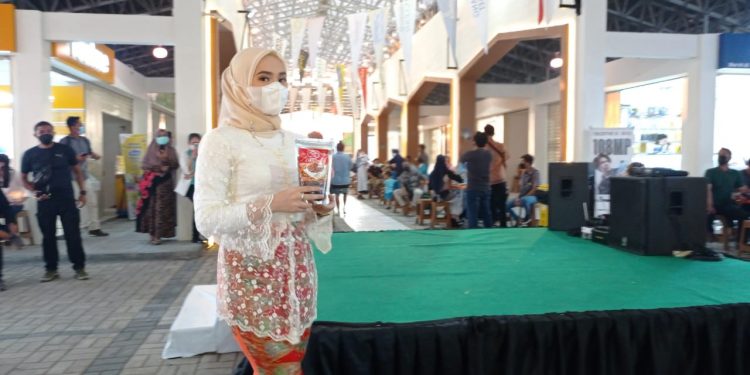 Pesona Perempuan UMKM Sulut Ikut Fashion Show di Hari Kartini