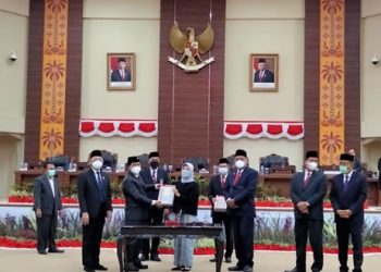 Suasana penyerahan LHP BPK RI tahun anggaran 2020 dari anggota IV BPK RI Dr Isma Yatun ke Pemprov Sulut di Ruang Paripurna DPRD Sulut, Senin 3 Mei 2021.