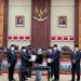 Suasana penyerahan LHP BPK RI tahun anggaran 2020 dari anggota IV BPK RI Dr Isma Yatun ke Pemprov Sulut di Ruang Paripurna DPRD Sulut, Senin 3 Mei 2021.