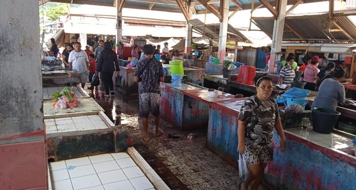 Aktifitas Pasar Ulu di akhir pekan. Terpantau sejumlah pengunjung tidak menggunakan masker.(Foto:Stenly/barta1)