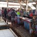Aktifitas Pasar Ulu di akhir pekan. Terpantau sejumlah pengunjung tidak menggunakan masker.(Foto:Stenly/barta1)