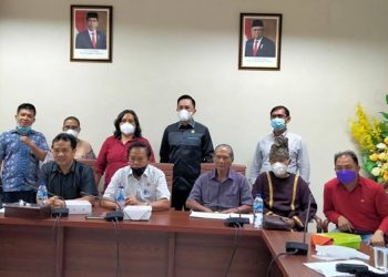 Anggota DPRD Sulut dan perwakilan Save Sangihe Island foto bersama usai tatap muka. (foto: Meikel/Barta1.com)