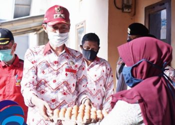Bupati Bolsel Iskandar Kamaru memberikan bantuan bagi warga yang terdampak pandemi. (foto: Pemkab Bolsel)