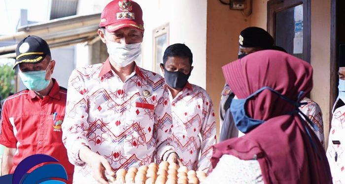 Bupati Bolsel Iskandar Kamaru memberikan bantuan bagi warga yang terdampak pandemi. (foto: Pemkab Bolsel)