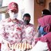 Bupati Bolsel Iskandar Kamaru memberikan bantuan bagi warga yang terdampak pandemi. (foto: Pemkab Bolsel)