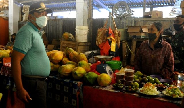 Bupati Jabes Gaghana menyambangi pedagang di Pasar Towo'e Tahuna
