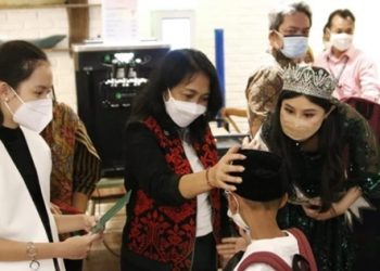 Menteri PPPA Bintang Puspayoga menyapa seorang anak. (foto: Biro Hukum dan Humas Kementerian PPPA)