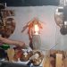 Om Yusak saat mengecat lampu dinding tempel. (foto: Evan/Barta1)