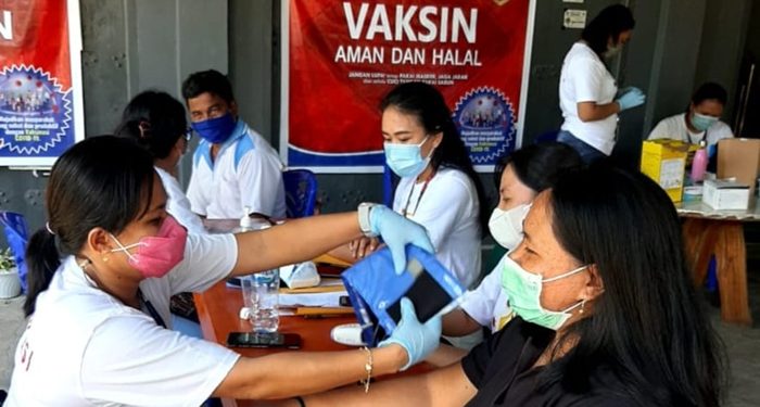 Pelaksanaan Vaksinasi Dosis 2 untuk tenaga guru di wilayah kerja Puskesmas Lia.(Stenly/barta1)