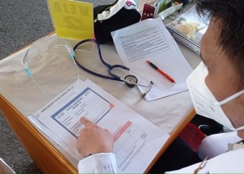 Tenaga kesehatan salah satu daerah di Provinsi Sulawesi Utara melakukan screening sebelum pemberian vaksin ke masyarakat. (foto: Barta1)