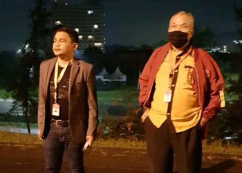 Aktivis Ini Ajak Warga Patungan Perbaiki Jalan Rusak