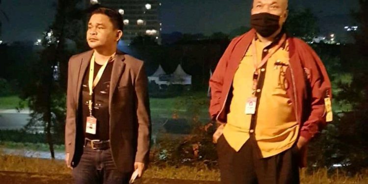 Aktivis Ini Ajak Warga Patungan Perbaiki Jalan Rusak