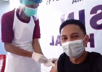 Pelayan Publik di Tabukan Tengah Divaksinasi Covid-19 Tahap I
