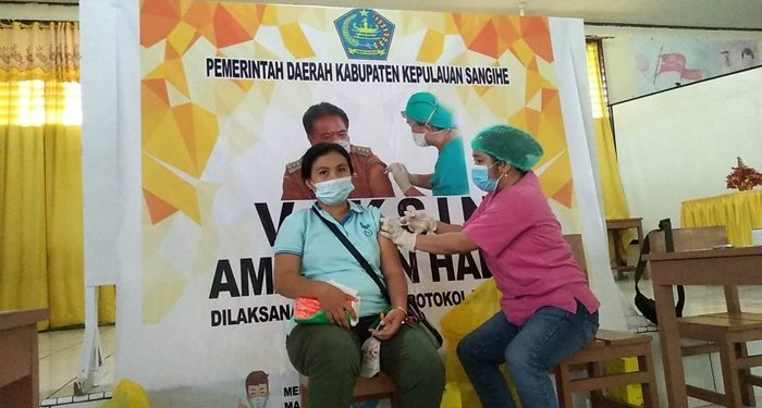 Vaksinasi massal yang dilaksanakan di Gedung SKB Kabupaten Kepulauan Sangihe.