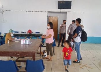 Kegiatan pemeriksaan penumpang keluar masuk Pelabuhan Ulu beberapa waktu lalu, guna pencegahan penyebaran Covid-19.(Foto:Stenly/barta1)