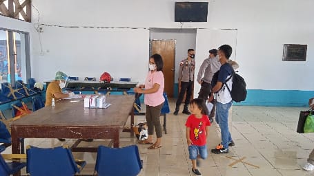 Kegiatan pemeriksaan penumpang keluar masuk Pelabuhan Ulu beberapa waktu lalu, guna pencegahan penyebaran Covid-19.(Foto:Stenly/barta1)