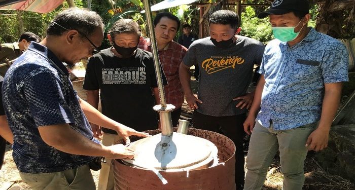 Penjelasan penggunaan alat destilasi pengolahan limbah plastik kepada kelompok masyarakat Desa Minanga Timur. (foto-foto: Tim PkM Polimdo)