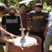 Penjelasan penggunaan alat destilasi pengolahan limbah plastik kepada kelompok masyarakat Desa Minanga Timur. (foto-foto: Tim PkM Polimdo)