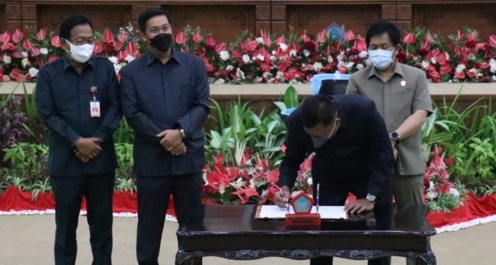 Keterangan foto-foto: Suasana Rapat Paripurna DPRD Sulut dalam rangka pengambilan keputusan terhadap Rancangan Peraturan Daerah pertanggungjawaban pelaksanaan APBD tahun anggaran 2020. (sumber: Sekretariat DPRD Sulut)