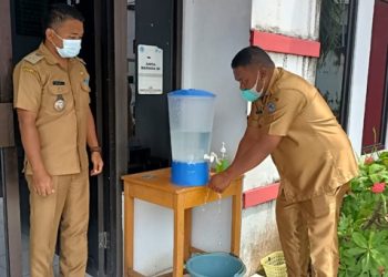 Aparat dan staff kantor pun diwajibkan untuk menjalankan Prokes.(Foto:Stenly/barta1)
